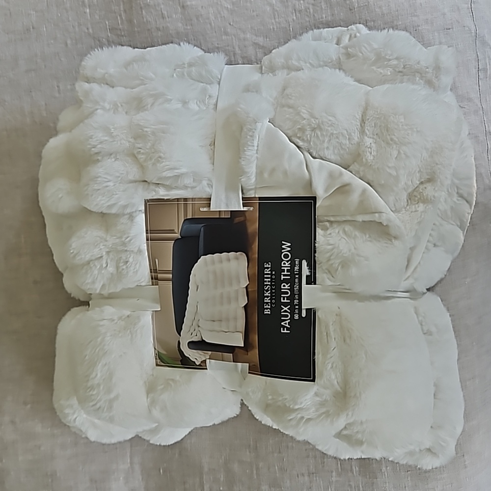 NWT Berkshire Faux Fur Throw